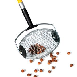 Dispozitiv pentru adunat alune aflate si alte fructe mici de pe sol 